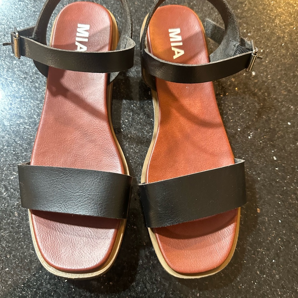 MIA Women's Black and Brown Sandals